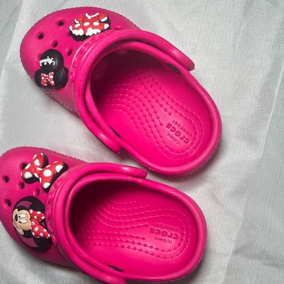 CROCS Pink Water Shoes with Minnie Mouse Charms 4 - Picture 2 of 3